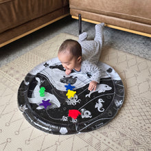 Load image into Gallery viewer, baby water mat, high contrast toy, black and white toy, black and white water mat, high contrast water mat, black and white baby toys, Young Wonderer, tummy time toy, black and white tummy time toy, young wonderer, young wonderer baby boutique, baby boutique australia, baby gifts australia, baby gift ideas, baby gift, tummy time play, tummy time toys, black and white baby toys australia
